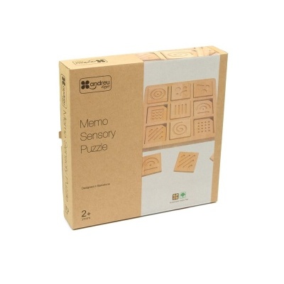 Caixa de puzzle sensorial em madeira com peças quadradas e padrões táteis