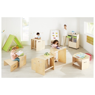 Mobiliário infantil em madeira clara com crianças e adulto numa sala iluminada