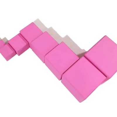 Cubos de espuma rosa de vários tamanhos em linha