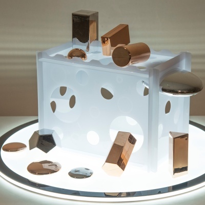 Torre suporte de acrílico translúcido