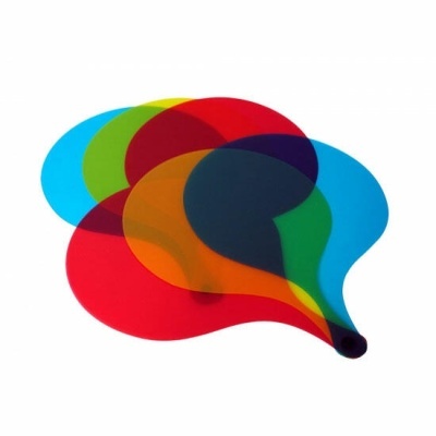 Quatro pás de cozinha coloridas translúcidas sobrepostas