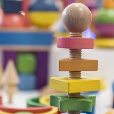 Twister de Formas em Madeira Arco-Íris