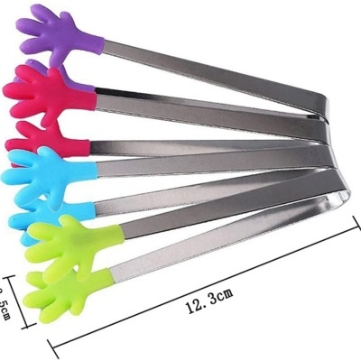 Pinças multicoloridas de aço inoxidável com extremidades em forma de mão de silicone.