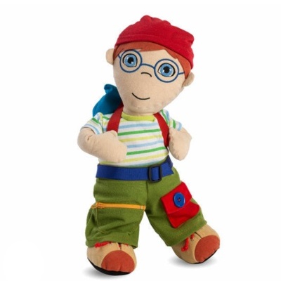 Boneco de peluche com roupa colorida e óculos