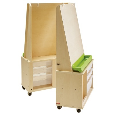 Móveis em madeira clara com partes verdes e rodízios sobre fundo branco