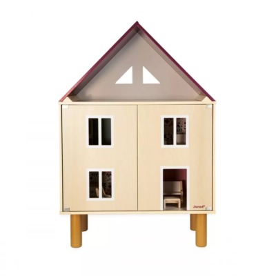 Armário infantil em forma de casa de madeira com janelas e porta, e teto cor de rosa