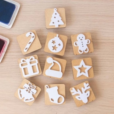 Conjunto de carimbos de Natal em madeira com motivos em branco