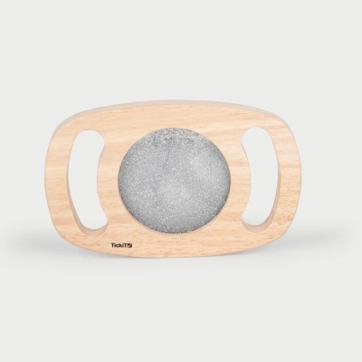 Balança de equilíbrio de madeira com superfície cinza texturizada e pegas laterais.