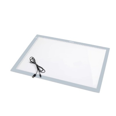 Mesa digitalizadora branca com borda cinza e cabo USB preto