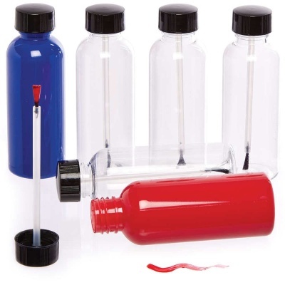 Garrafas de tinta e cola com pincel