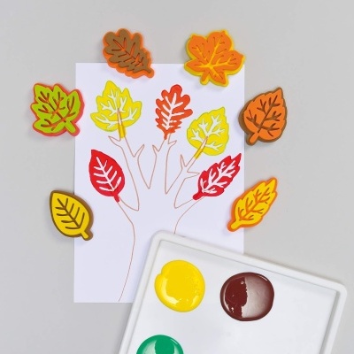 Folhas decorativas coloridas e paleta de tinta sobre papel com desenho de árvore