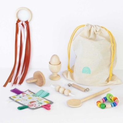 Brinquedos didáticos em madeira e tecido com bolsa de cordão