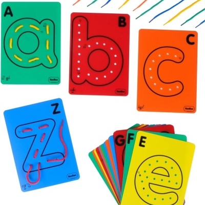 Cartas didáticas coloridas com letras pontilhadas para aprender a escrever