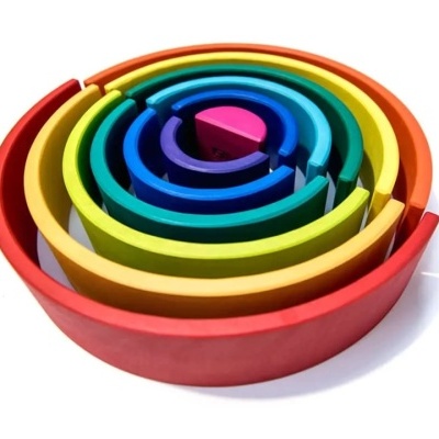 Conjunto de balanças de medição coloridas em espiral sobre fundo branco