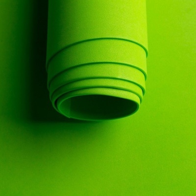 Rolo de papel verde sobre fundo verde