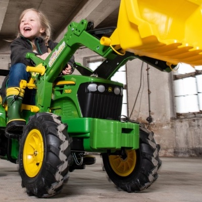Tractor John Deere Com Pá Carregadora e Rodas Pneumáticas Tractor John Deere Com Pá Carregadora e Rodas Pneumáticas