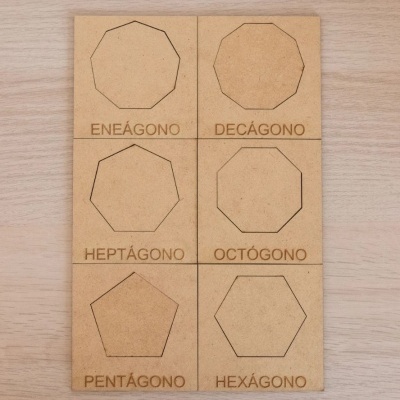 Seis peças de madeira com formas geométricas e nomes em português