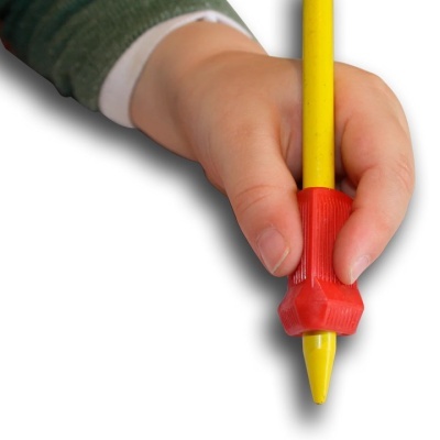 Mão infantil a segurar lápis amarelo com pega vermelha