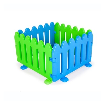 Cerca de brinquedo azul e verde feita de plástico sobre fundo branco