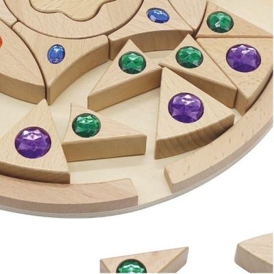 Brinquedo educativo circular de madeira com peças triangulares e gemas acrílicas coloridas