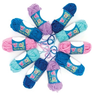 Conjunto de novelos de lã coloridos com etiquetas WOOL VALUE PACK