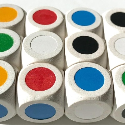 Dados de cor em madeira