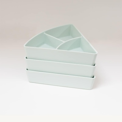 Recipientes empilhados em branco com organizador triangular e caixas retangulares