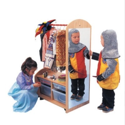 Móvel Compacto para Disfarces