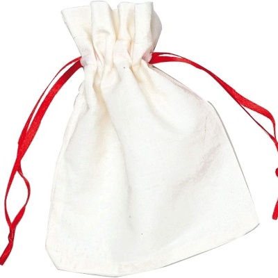 Saco de tecido branco com cordões vermelhos