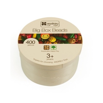 Caixa redonda de madeira clara com miçangas coloridas e texto na tampa