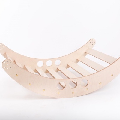 Estrutura de baloiço infantil em madeira clara com buracos e parafusos