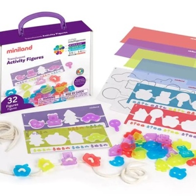 Conjunto de atividade com figuras plásticas coloridas, corda e placas com silhuetas numa caixa com alça roxa.