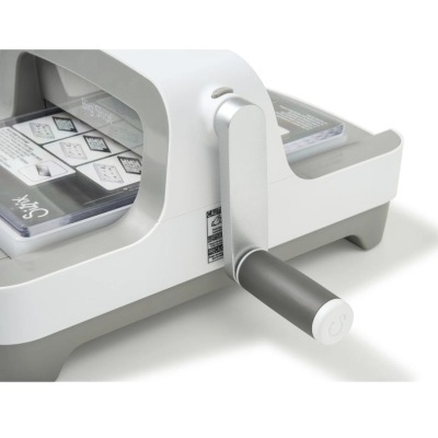 Maquina branca e cinza com manivela para cortar e prensar paper craft