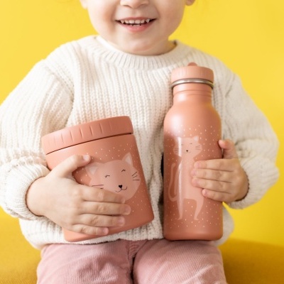 Criança segurando garrafa e caixa térmica cor de rosa com desenhos de gato e girafa