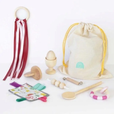 Brinquedos de madeira e tecido com saco branco amarelo fundo