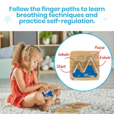 Menina a usar brinquedo educativo de madeira com instruções de respiração