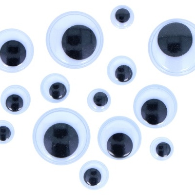 Múltiplos olhos móveis de plástico em vários tamanhos sobre fundo branco