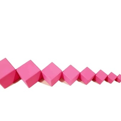 Cubos cor-de-rosa de tamanhos diferentes alinhados em diagonal