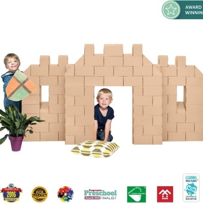 Casa de blocos de cartão castanho em forma de castelo com crianças e acessórios