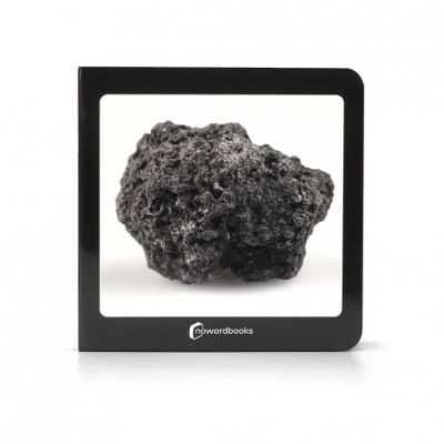 Livro preto com imagem de pedra preta e texto nowordbooks