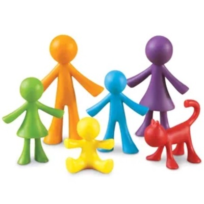 Conjunto de bonecos humanos coloridos e um gato vermelho sobre fundo branco