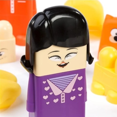 Boneca de brinquedo roxa com cabelo preto e padrão de corações