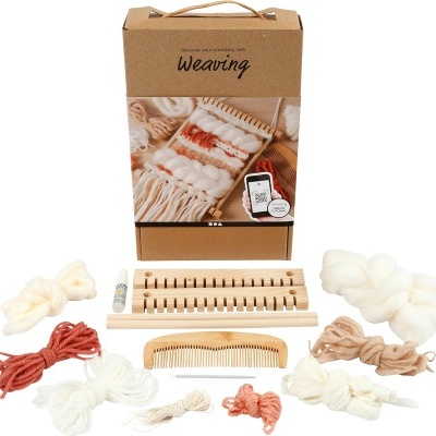 Kit de artesanato para tecelagem com utensílios de madeira, fios têxteis coloridos e caixa com a palavra Weaving.