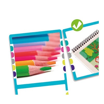 Lápis de cor coloridos e caderno de espiral com ilustração colorida