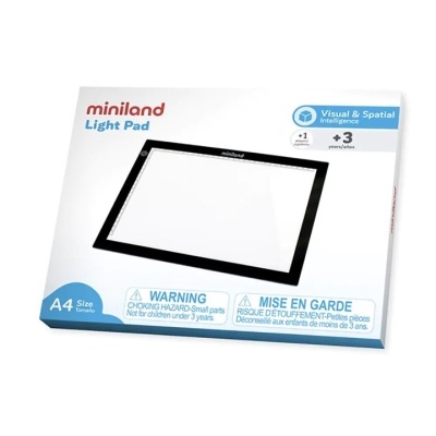 Embalagem branca de Miniland Light Pad tamanho A4 com aviso de segurança e imagem do produto