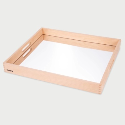 Bandeja quadrada em madeira clara com fundo espelhado e duas pegas rectangulares