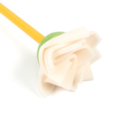Pincel de espuma amarelo com cabeça branca em forma de flor
