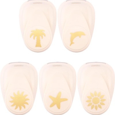 Cinco esponjas de banho creme com desenhos dourados de palmeira, golfinho, sol, estrela do mar e girassol