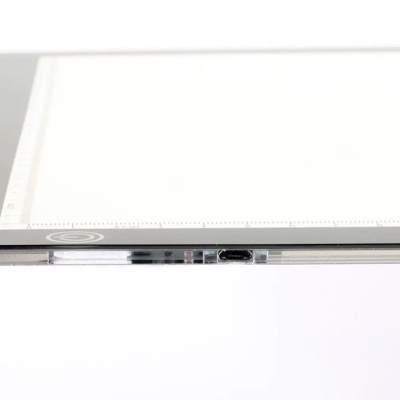 Tablet preta com porta USB-C na parte inferior e ecrã branco