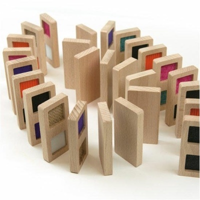 Blocos de madeira retangulares e quadrados coloridos dispostos em círculo